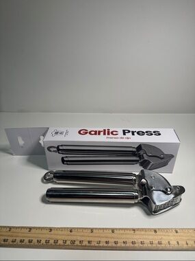 NEW in box Stainless Steel 18/10 Garlic Press Durable and comfortable grip